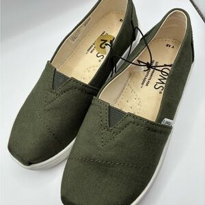Toms Green Flats & Loafers Slip-On